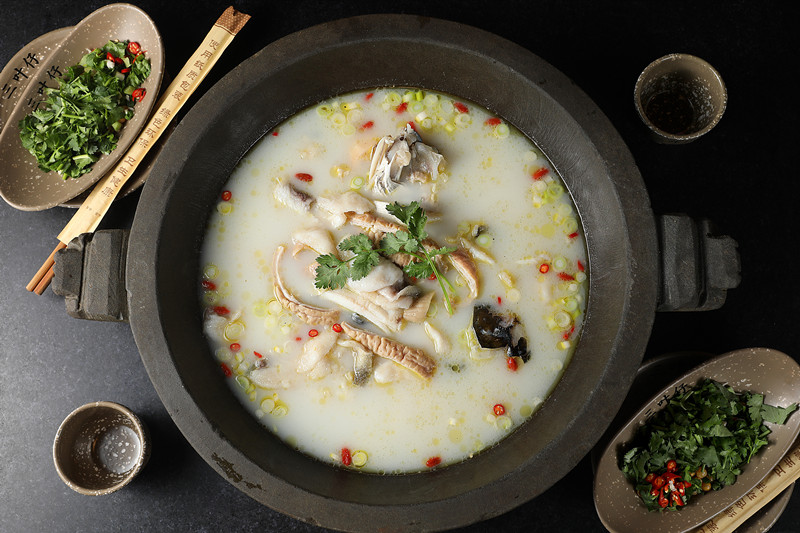 云南风味酸菜鱼：荆芥提香鱼片嫩滑的诀窍